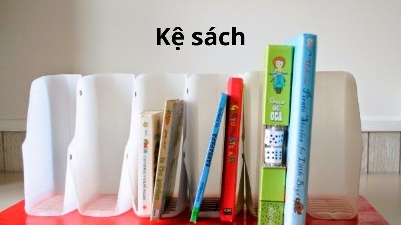 Giá đựng sách bằng chai nhựa