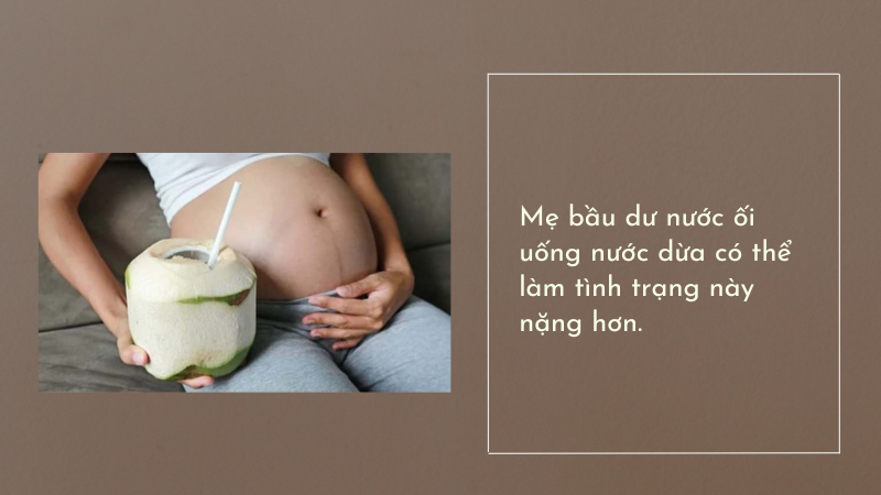 Mẹ bầu dư nước ối có nên uống nước dừa không?