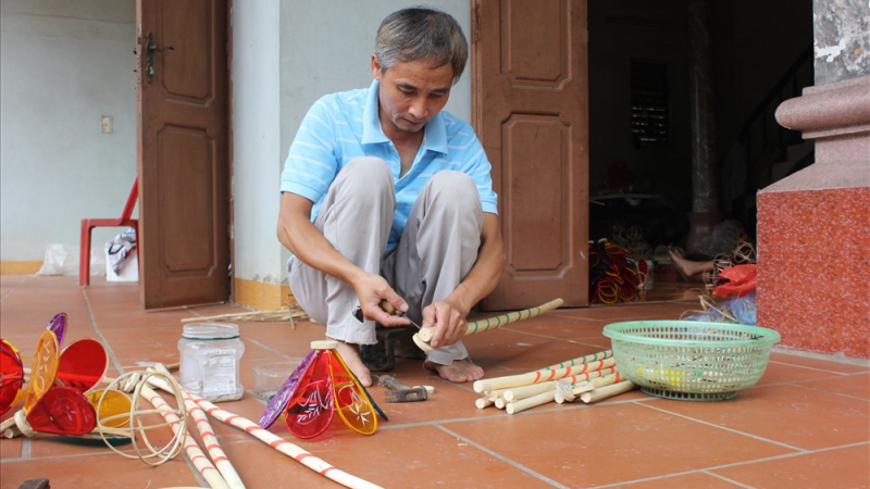 Nguyên liệu, dụng cụ cần thiết để làm đèn cù Trung Thu 